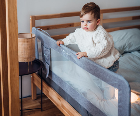 MoMi LEXI L otroška ograja za posteljo, varovalna, univerzalna namestitev, zaščita pred premikanjem, namestitveni trakovi, zračna mrežica, žep, 180° odpiranje, 148 x 43 x 30 cm, svetlo siva