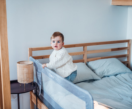 MoMi LEXI L otroška ograja za posteljo, varovalna, univerzalna namestitev, zaščita pred premikanjem, namestitveni trakovi, zračna mrežica, žep, 180° odpiranje, 148 x 43 x 30 cm, svetlo siva