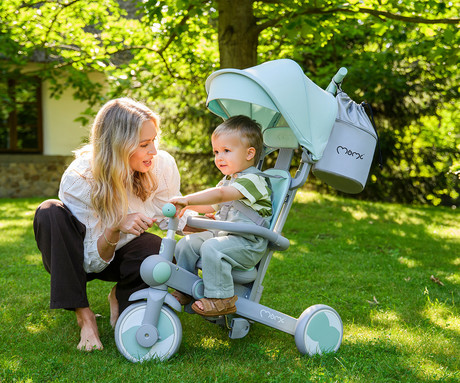 MoMi SOLIVIA 4v1 otroški voziček / tricikel, zložljiv, teleskopski ročaj, prilagodljiva strehica, odstranljivo naslonjalo, varnostni pasovi, ograja, torba, črno siv